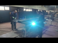 لوازم جانبی پایه حصار در حال جوشکاری روی پایه هستند.