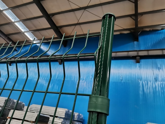 باغ PVC پوشش V خم 3D خم شده Welded Wire Mesh Fence در فضای باز فلزی 3D Fence Panel با پست شکل هلو