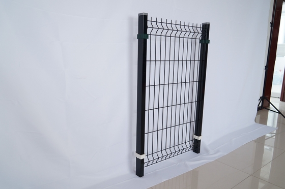 باغ PVC پوشش V خم 3D خم شده Welded Wire Mesh Fence در فضای باز فلزی 3D Fence Panel با پست شکل هلو