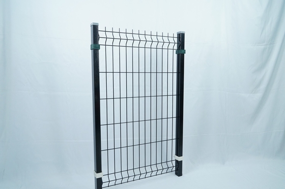 باغ PVC پوشش V خم 3D خم شده Welded Wire Mesh Fence در فضای باز فلزی 3D Fence Panel با پست شکل هلو