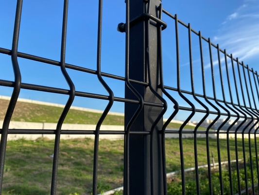 باغ PVC پوشش V خم 3D خم شده Welded Wire Mesh Fence در فضای باز فلزی 3D Fence Panel با پست شکل هلو
