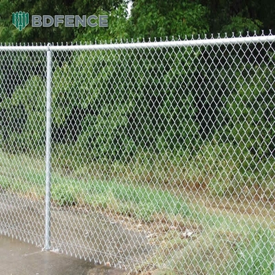 مقاومت در برابر خوردگی دوامدار گرم غوطه ور گالوانیزه Cyclone Mesh پارچه زنجیر لینک حصار برای امکانات ورزشی
