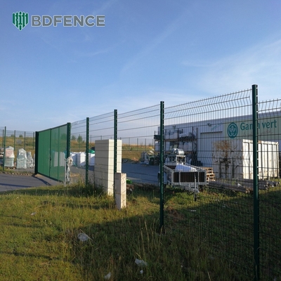 باغ PVC پوشش V خم 3D خم شده Welded Wire Mesh Fence در فضای باز فلزی 3D Fence Panel با پست شکل هلو