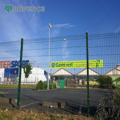 باغ PVC پوشش V خم 3D خم شده Welded Wire Mesh Fence در فضای باز فلزی 3D Fence Panel با پست شکل هلو
