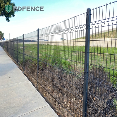 PVC پوشش داده شده 3d Welded Wire Mesh Fence Panel V خم کردن باغ منحنی