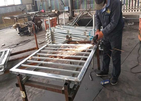 دکوراسیون باغ 2m درب حصار فولادی با درب دوگانه چوب PVC فریم گرمایی درمان شده سیم آویز 3D مدل منحنی Se