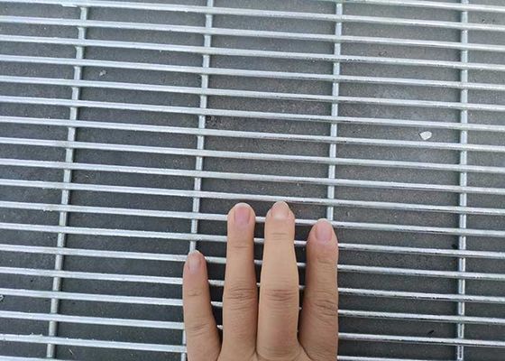 حفاظتی محاصره حصار با 76 * 25mm اندازه باز و پودر پوشش داده شده سطح درمان ضد صعود طراحی